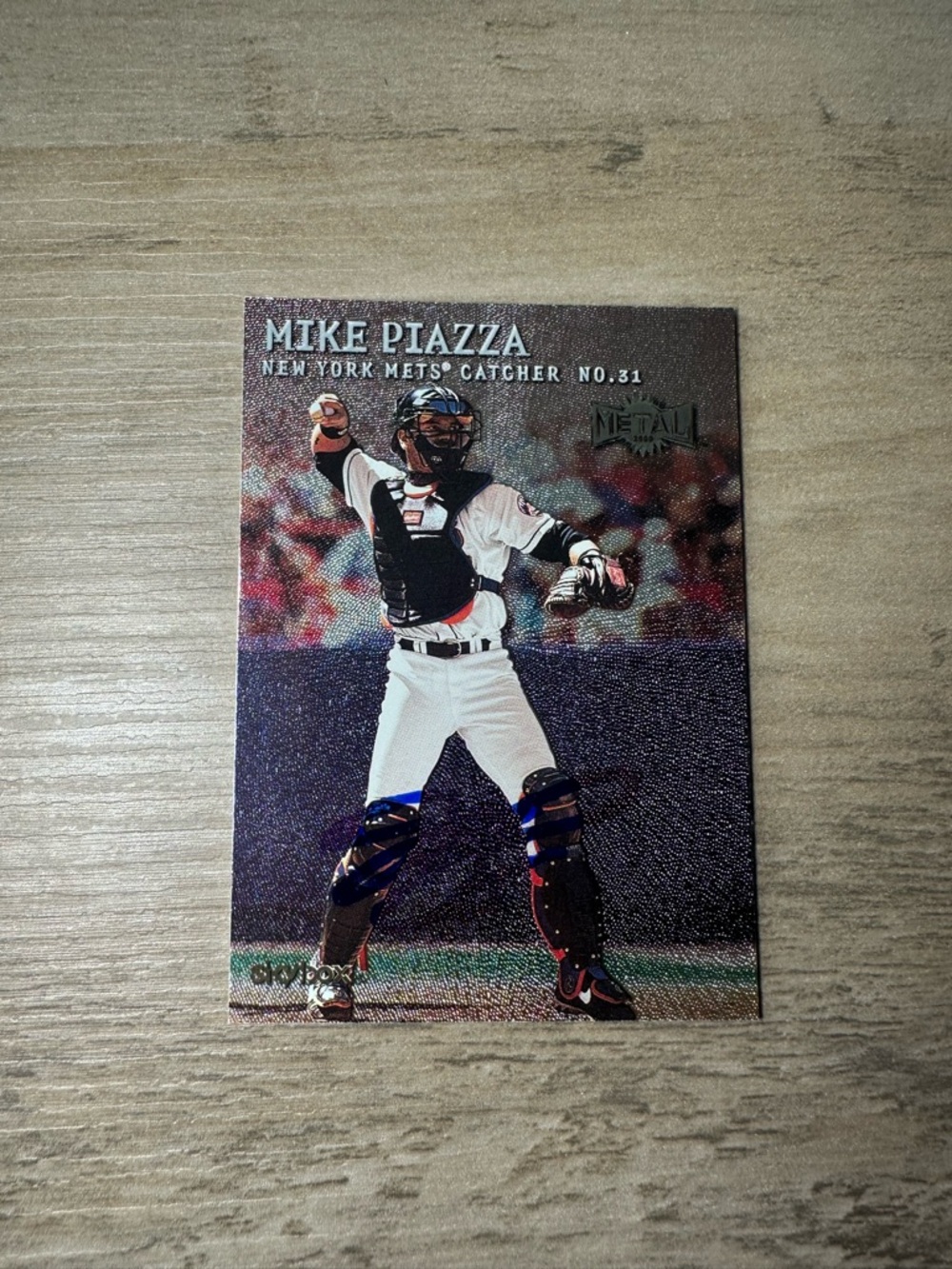 Mike Piazza Signed 2000 Fleer/Skybox #77 Baseball Card. Autograph.